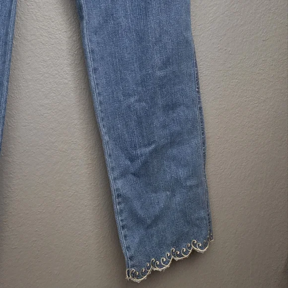 Embroidered light wash denim jeans size 4 - Picture 3 of 10